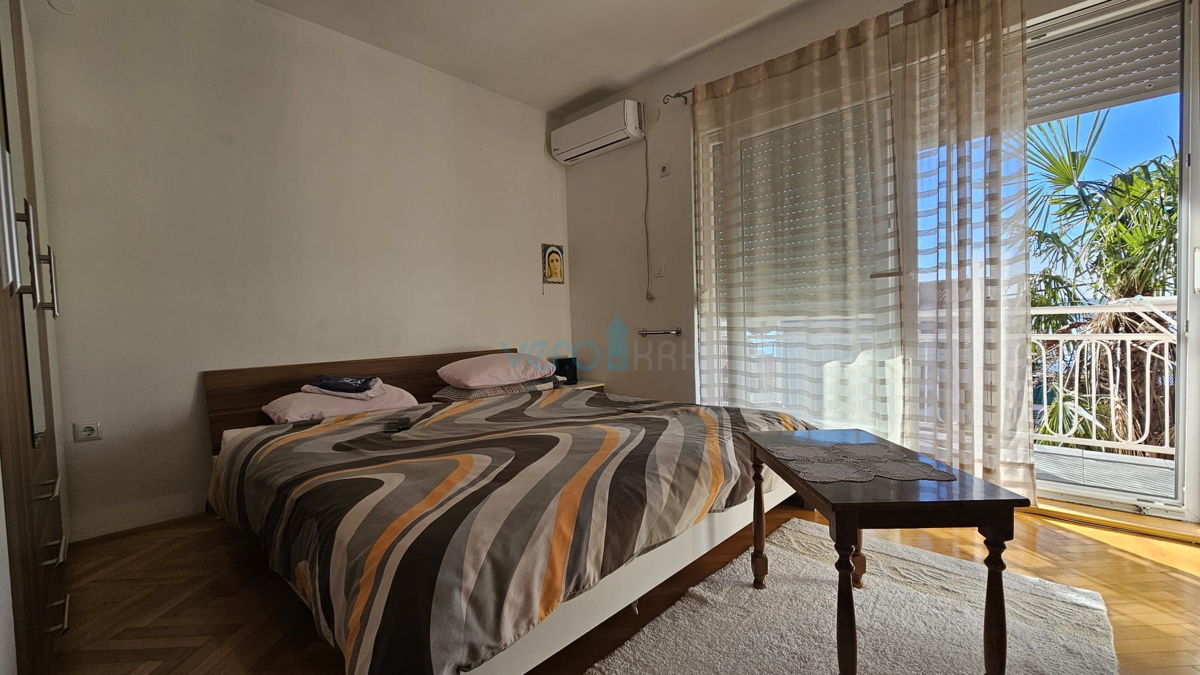 Crikvenica, etaža hiše s terasami in garažo, 300m do plaže in centra, prodamo