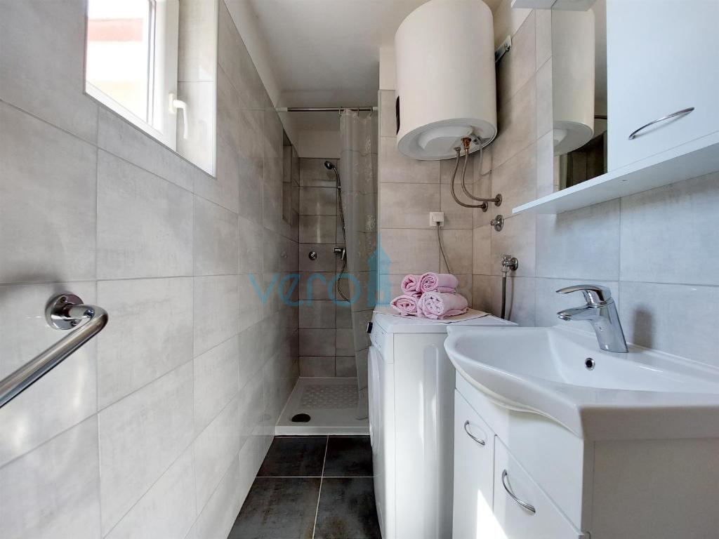 Crikvenica, etaža hiše s terasami in garažo, 300m do plaže in centra, prodamo