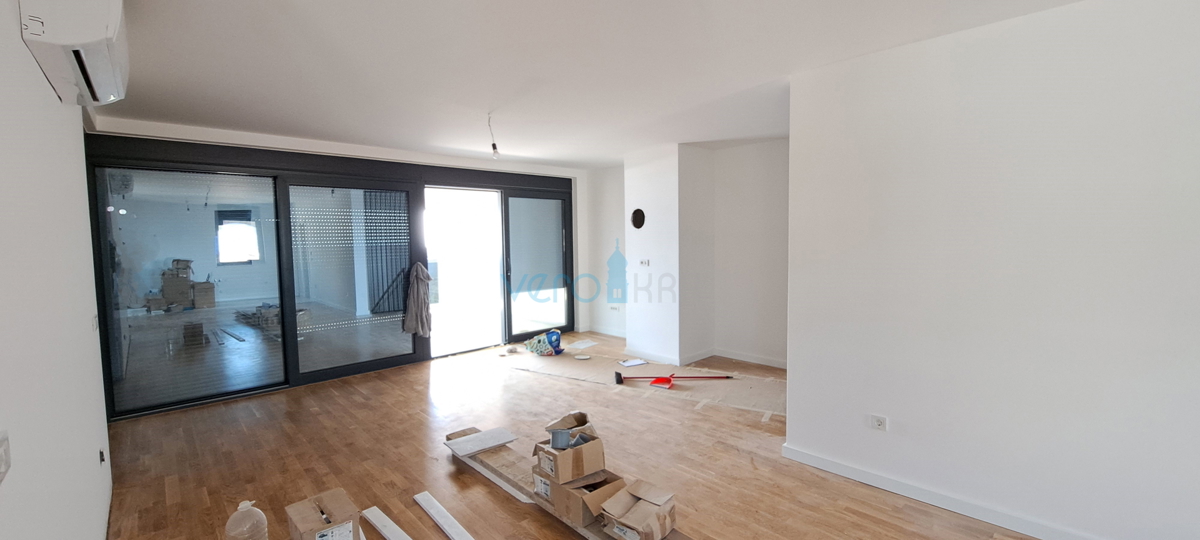 Mesto Krk, moderno dvoetažno stanovanje, strešni bazen, terasa, pogled, novogradnja, prodaja