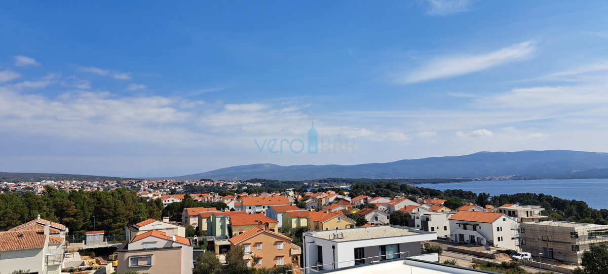 Mesto Krk, moderno dvoetažno stanovanje, strešni bazen, terasa, pogled, novogradnja, prodaja