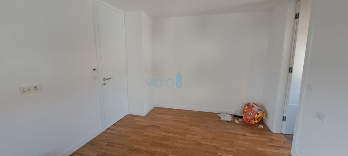 Mesto Krk, moderno dvoetažno stanovanje, strešni bazen, terasa, pogled, novogradnja, prodaja