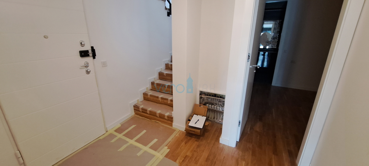 Mesto Krk, moderno dvoetažno stanovanje, strešni bazen, terasa, pogled, novogradnja, prodaja