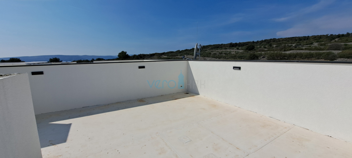 Mesto Krk, moderno dvoetažno stanovanje, strešni bazen, terasa, pogled, novogradnja, prodaja