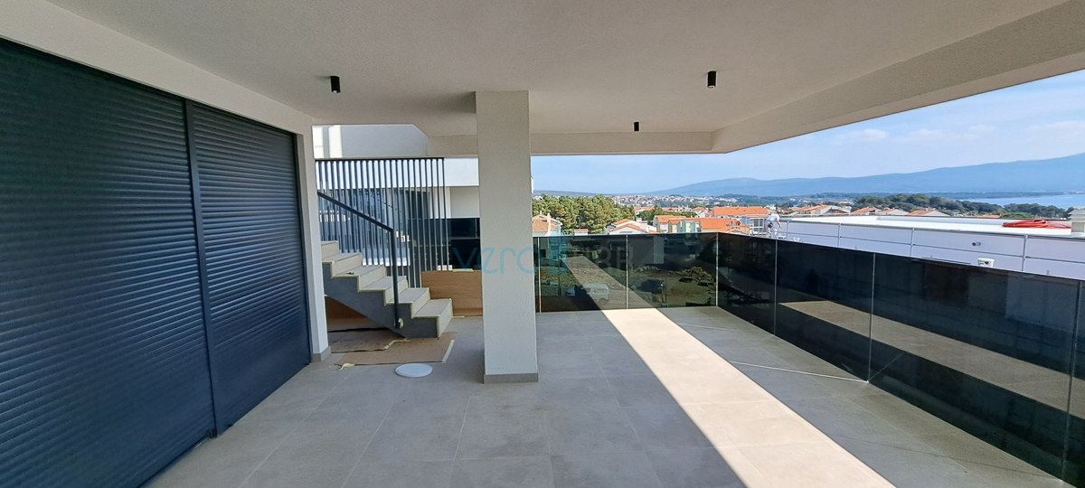 Mesto Krk, moderno dvoetažno stanovanje, strešni bazen, terasa, pogled, novogradnja, prodaja