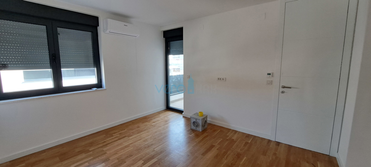 Mesto Krk, moderno dvoetažno stanovanje, strešni bazen, terasa, pogled, novogradnja, prodaja