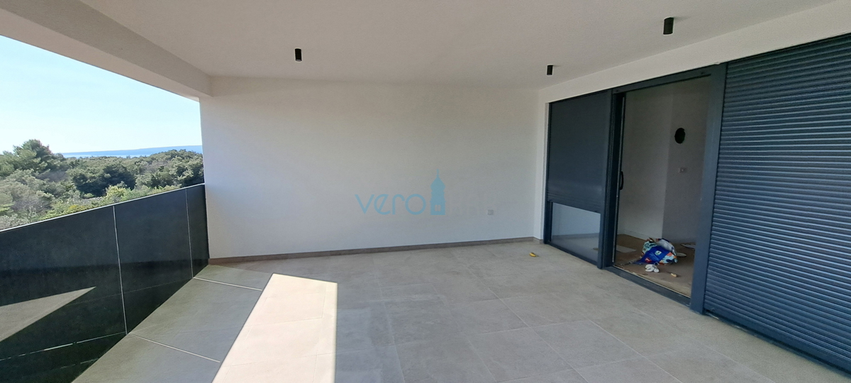 Mesto Krk, moderno dvoetažno stanovanje, strešni bazen, terasa, pogled, novogradnja, prodaja