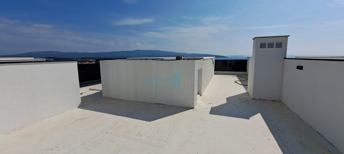 Mesto Krk, moderno dvoetažno stanovanje, strešni bazen, terasa, pogled, novogradnja, prodaja