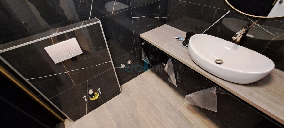 Mesto Krk, moderno dvoetažno stanovanje, strešni bazen, terasa, pogled, novogradnja, prodaja