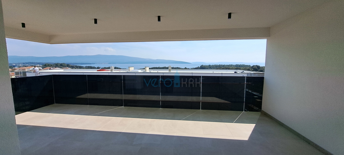 Mesto Krk, moderno dvoetažno stanovanje, strešni bazen, terasa, pogled, novogradnja, prodaja