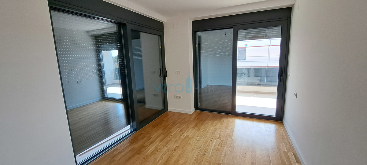 Mesto Krk, moderno dvoetažno stanovanje, strešni bazen, terasa, pogled, novogradnja, prodaja