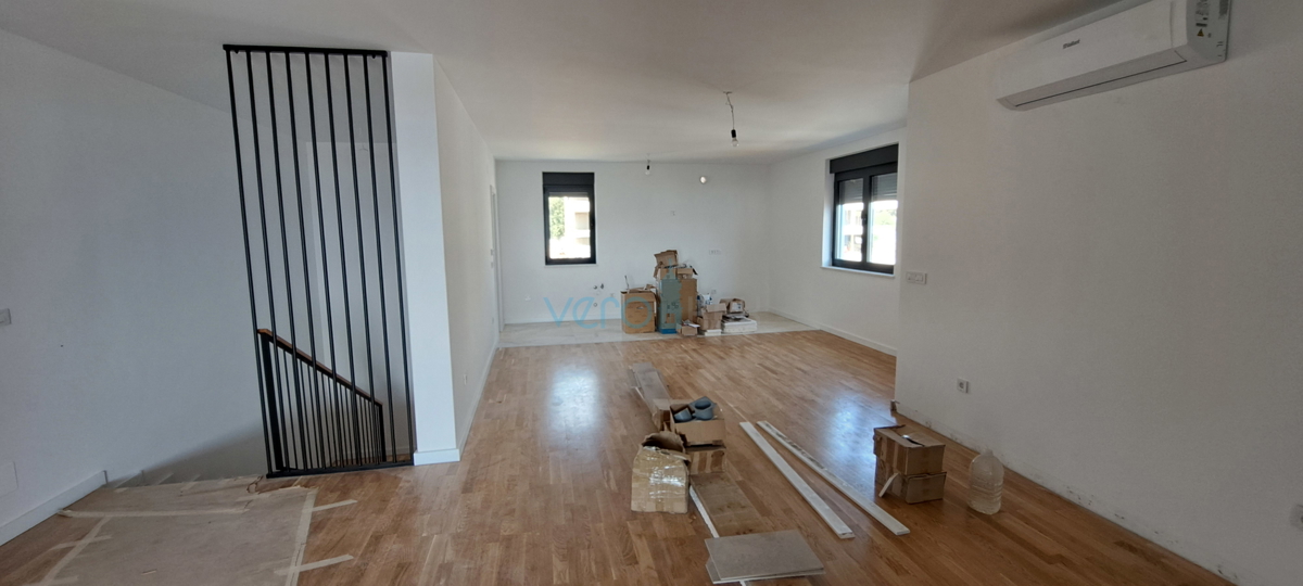 Mesto Krk, moderno dvoetažno stanovanje, strešni bazen, terasa, pogled, novogradnja, prodaja