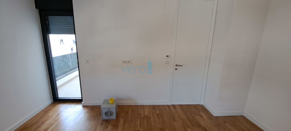 Mesto Krk, moderno dvoetažno stanovanje, strešni bazen, terasa, pogled, novogradnja, prodaja