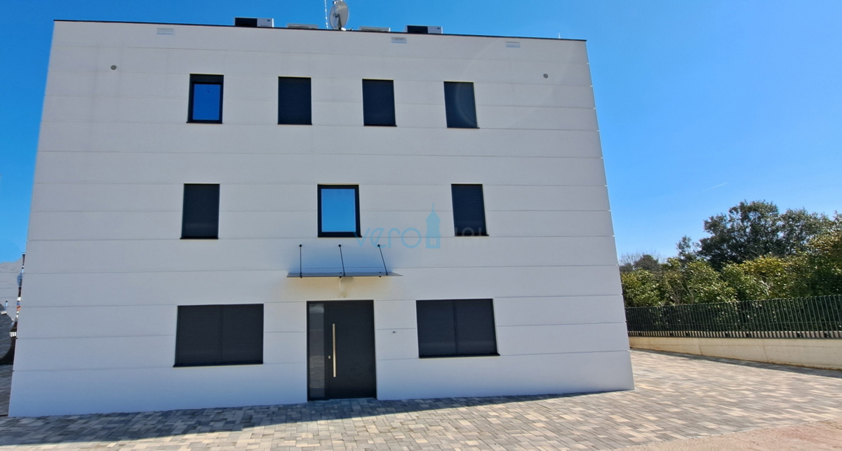 Mesto Krk, moderno dvoetažno stanovanje, strešni bazen, terasa, pogled, novogradnja, prodaja