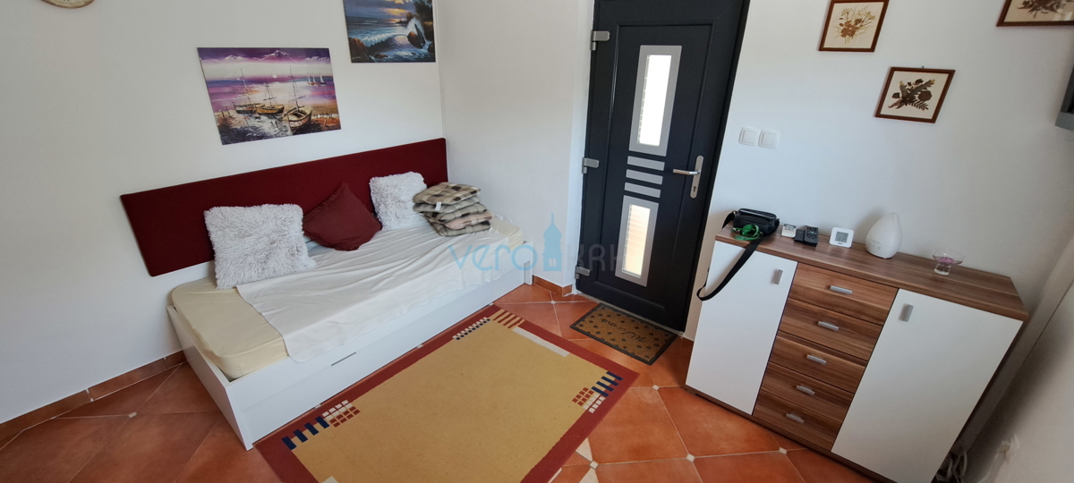 Uvala Soline, otok Krk, apartma 31 m2, pritličje, terasa, prodamo