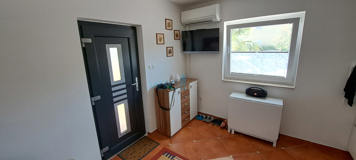Uvala Soline, otok Krk, apartma 31 m2, pritličje, terasa, prodamo