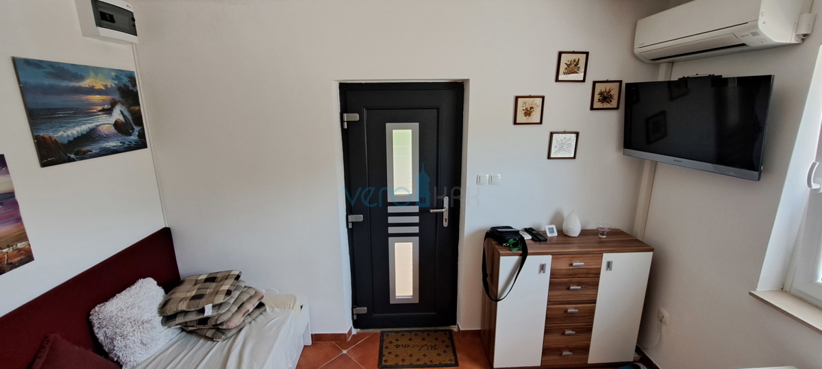 Uvala Soline, otok Krk, apartma 31 m2, pritličje, terasa, prodamo