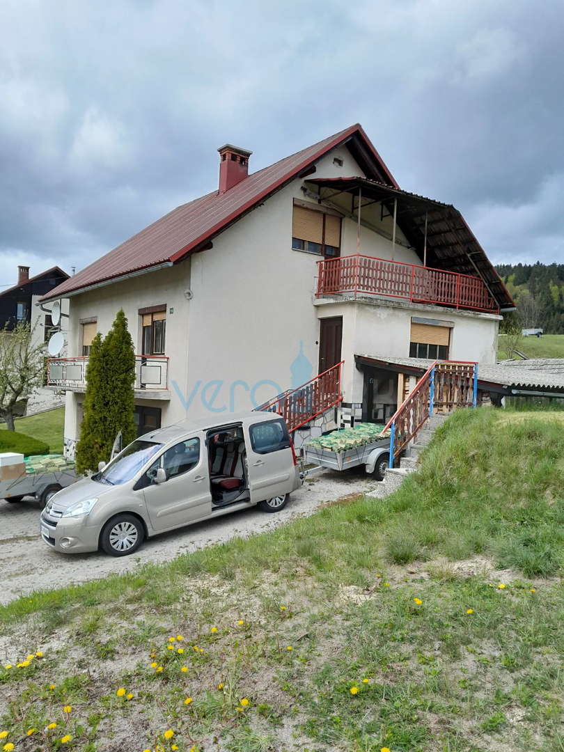 Čabar, Prezid, samostojna hiša, velika parcela, drvarnica, prodaja