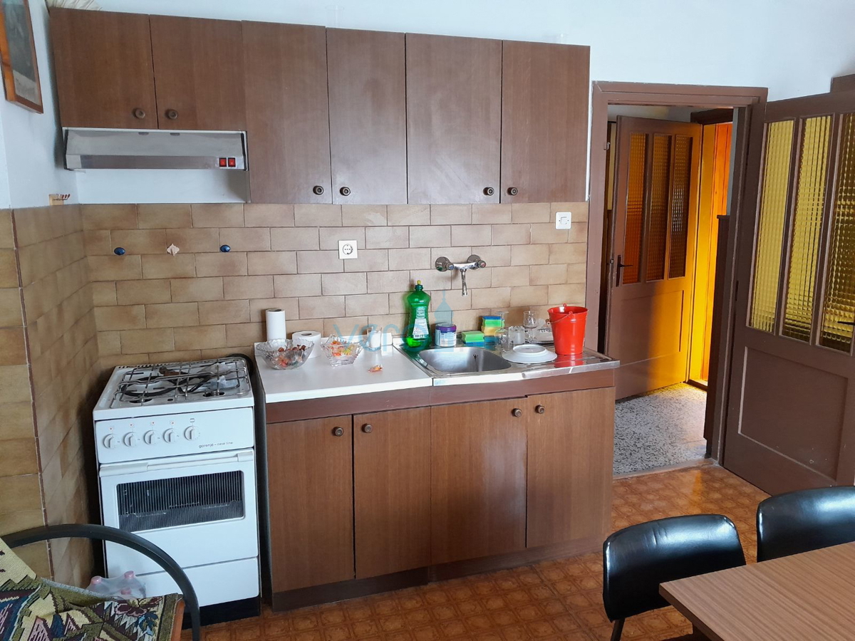 Čabar, Prezid, samostojna hiša, velika parcela, drvarnica, prodaja