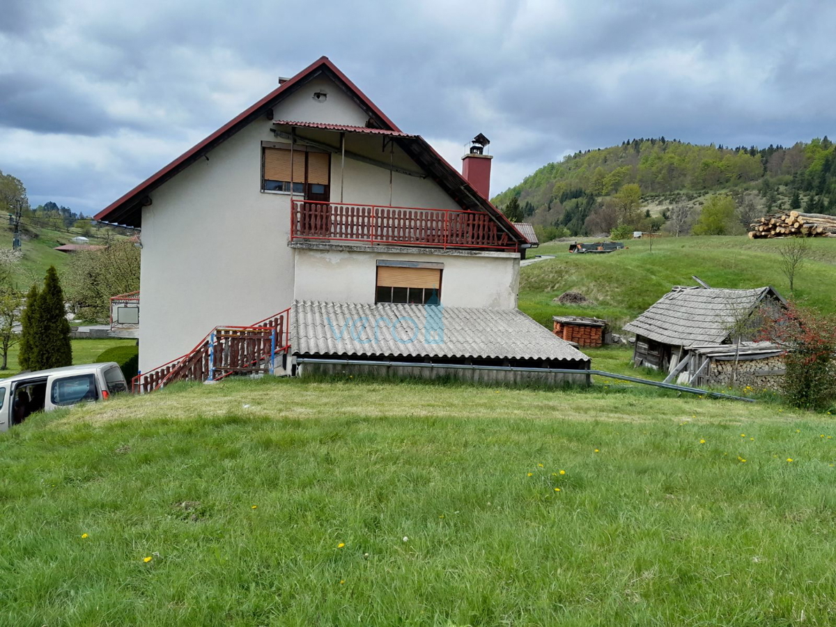 Čabar, Prezid, samostojna hiša, velika parcela, drvarnica, prodaja