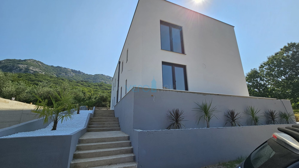 Otok Krk, Baška, okolica, prodamo dvosobni apartma 62m2, pritličje, vrt