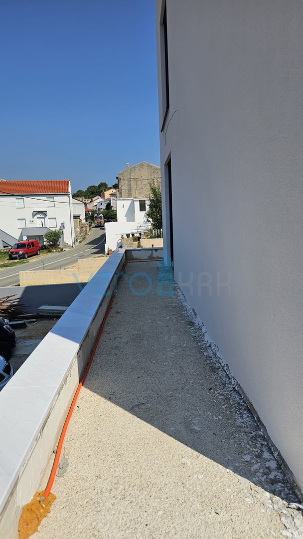 Otok Krk, Baška, okolica, prodamo dvosobni apartma 62m2, pritličje, vrt