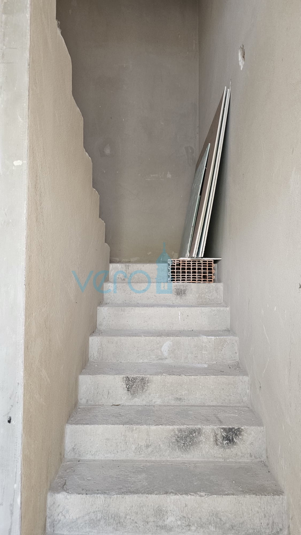 Otok Krk, Baška, okolica, prodamo dvosobni apartma 62m2, pritličje, vrt