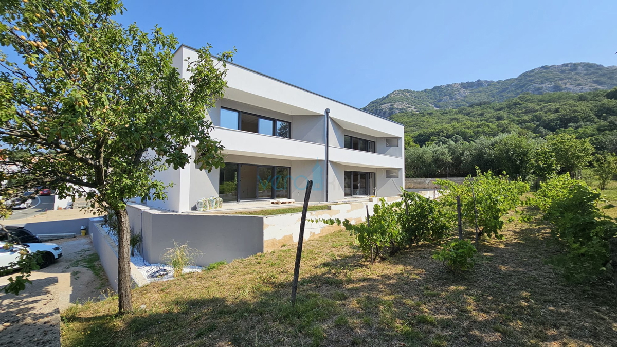 Otok Krk, Baška, okolica, prodamo dvosobni apartma 62m2, pritličje, vrt