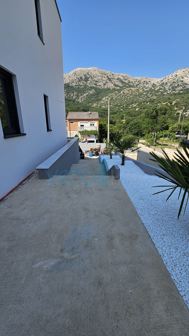 Otok Krk, Baška, okolica, prodamo dvosobni apartma 62m2, pritličje, vrt