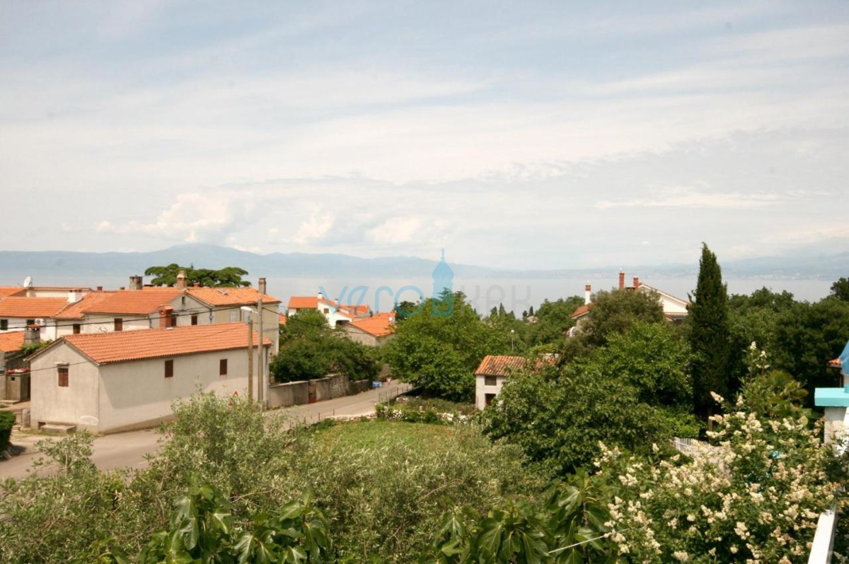 Otok Krk, center Malinska: Samostojna apartmajska hiša s 7 enotami, 450 m od morja, na prodaj