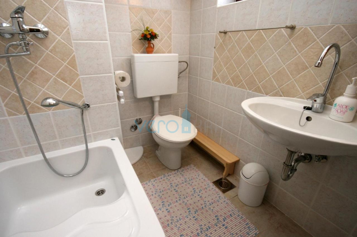 Otok Krk, center Malinska: Samostojna apartmajska hiša s 7 enotami, 450 m od morja, na prodaj