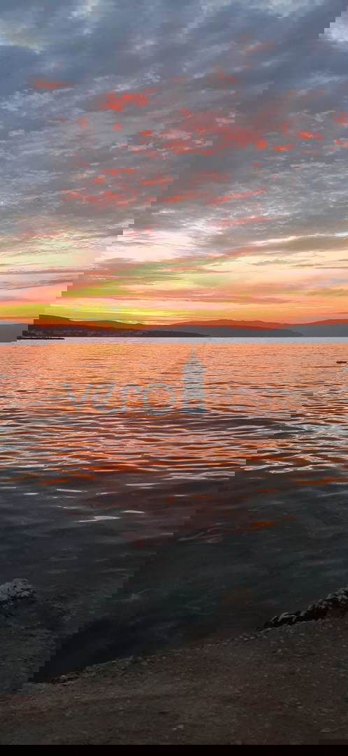 Otok Krk, center Malinska: Samostojna apartmajska hiša s 7 enotami, 450 m od morja, na prodaj