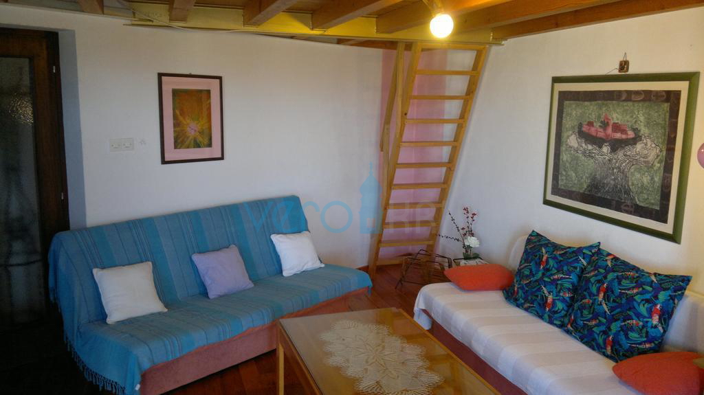 Otok Krk, center Malinska: Samostojna apartmajska hiša s 7 enotami, 450 m od morja, na prodaj