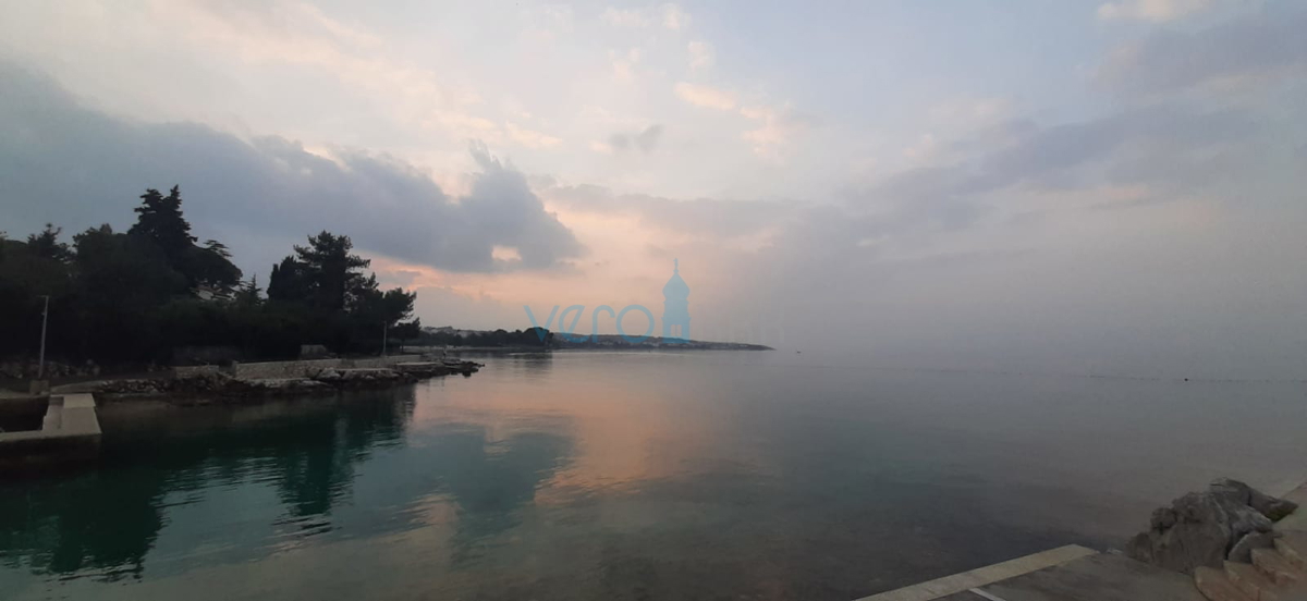 Otok Krk, center Malinska: Samostojna apartmajska hiša s 7 enotami, 450 m od morja, na prodaj