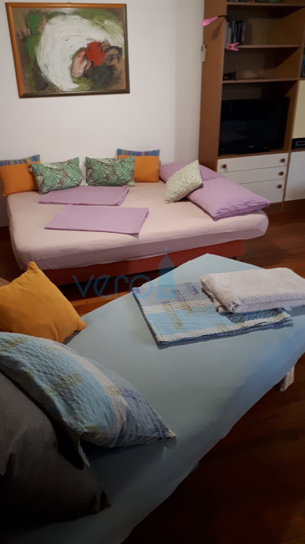 Otok Krk, center Malinska: Samostojna apartmajska hiša s 7 enotami, 450 m od morja, na prodaj