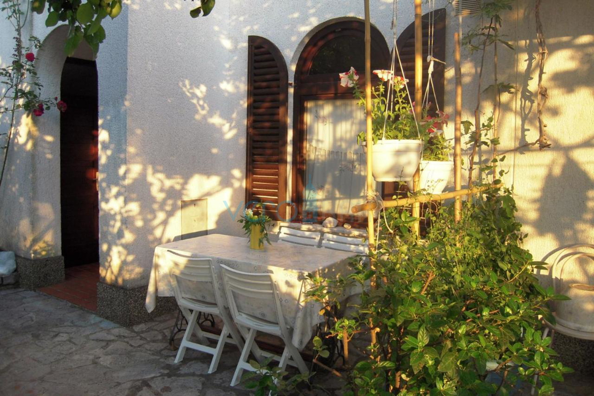 Otok Krk, center Malinska: Samostojna apartmajska hiša s 7 enotami, 450 m od morja, na prodaj