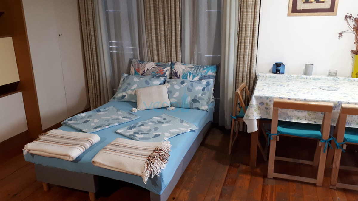 Otok Krk, center Malinska: Samostojna apartmajska hiša s 7 enotami, 450 m od morja, na prodaj