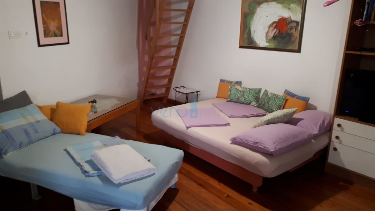 Otok Krk, center Malinska: Samostojna apartmajska hiša s 7 enotami, 450 m od morja, na prodaj