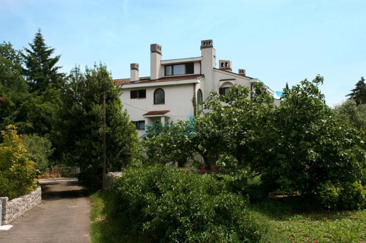 Otok Krk, center Malinska: Samostojna apartmajska hiša s 7 enotami, 450 m od morja, na prodaj