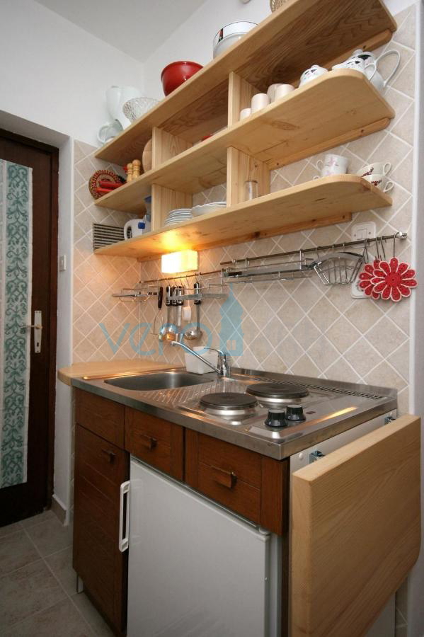 Otok Krk, center Malinska: Samostojna apartmajska hiša s 7 enotami, 450 m od morja, na prodaj