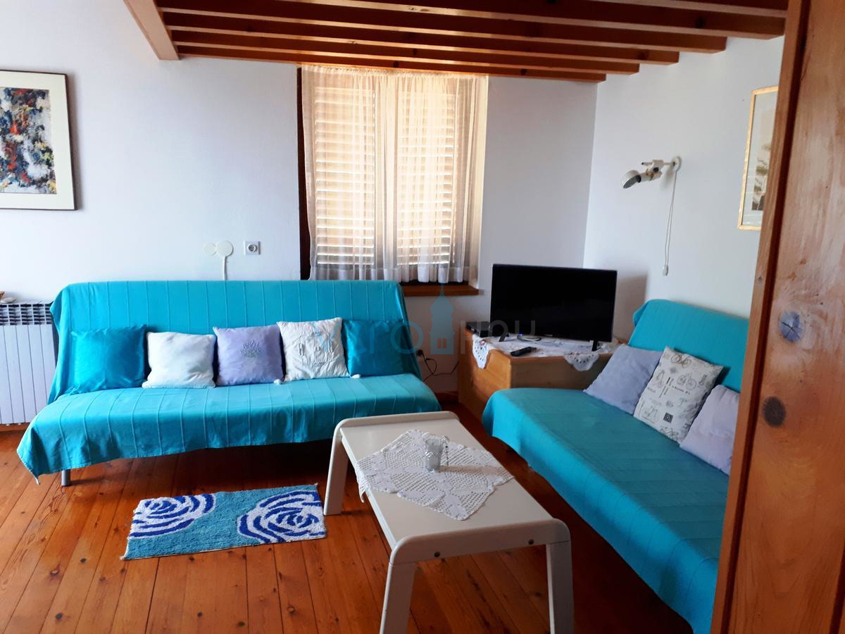 Otok Krk, center Malinska: Samostojna apartmajska hiša s 7 enotami, 450 m od morja, na prodaj