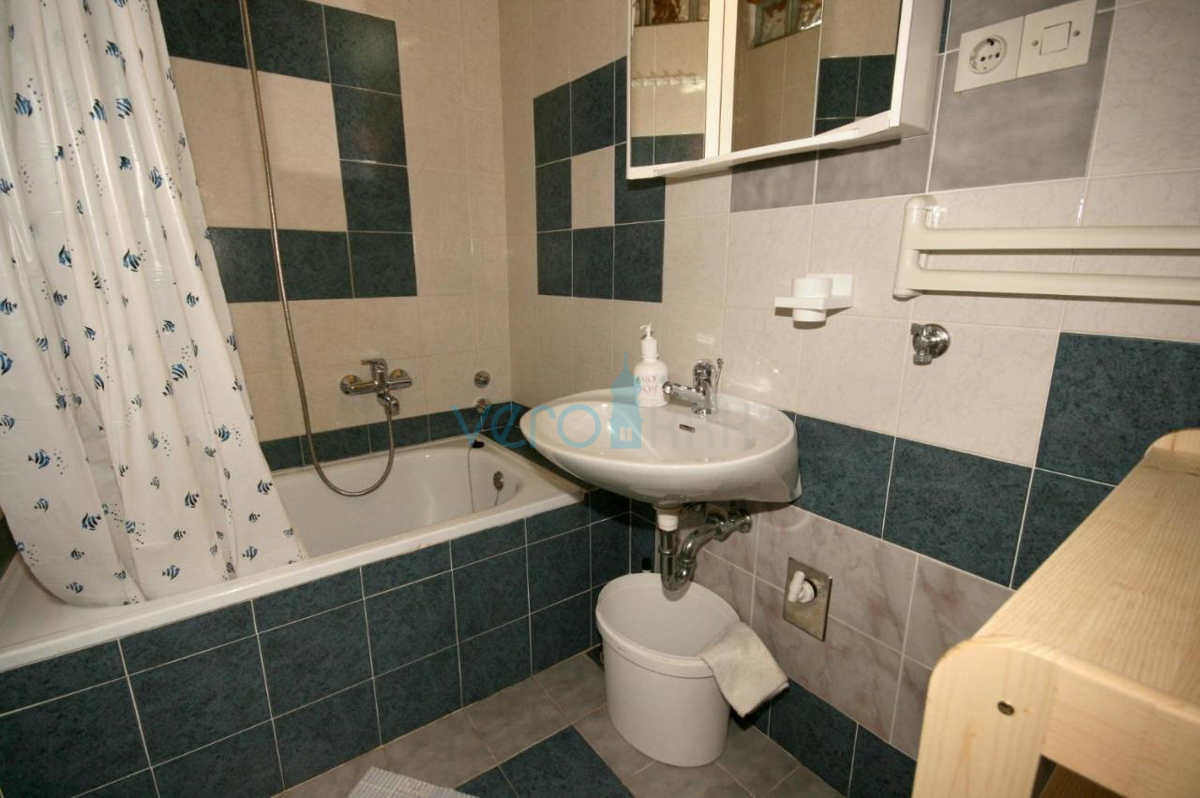 Otok Krk, center Malinska: Samostojna apartmajska hiša s 7 enotami, 450 m od morja, na prodaj