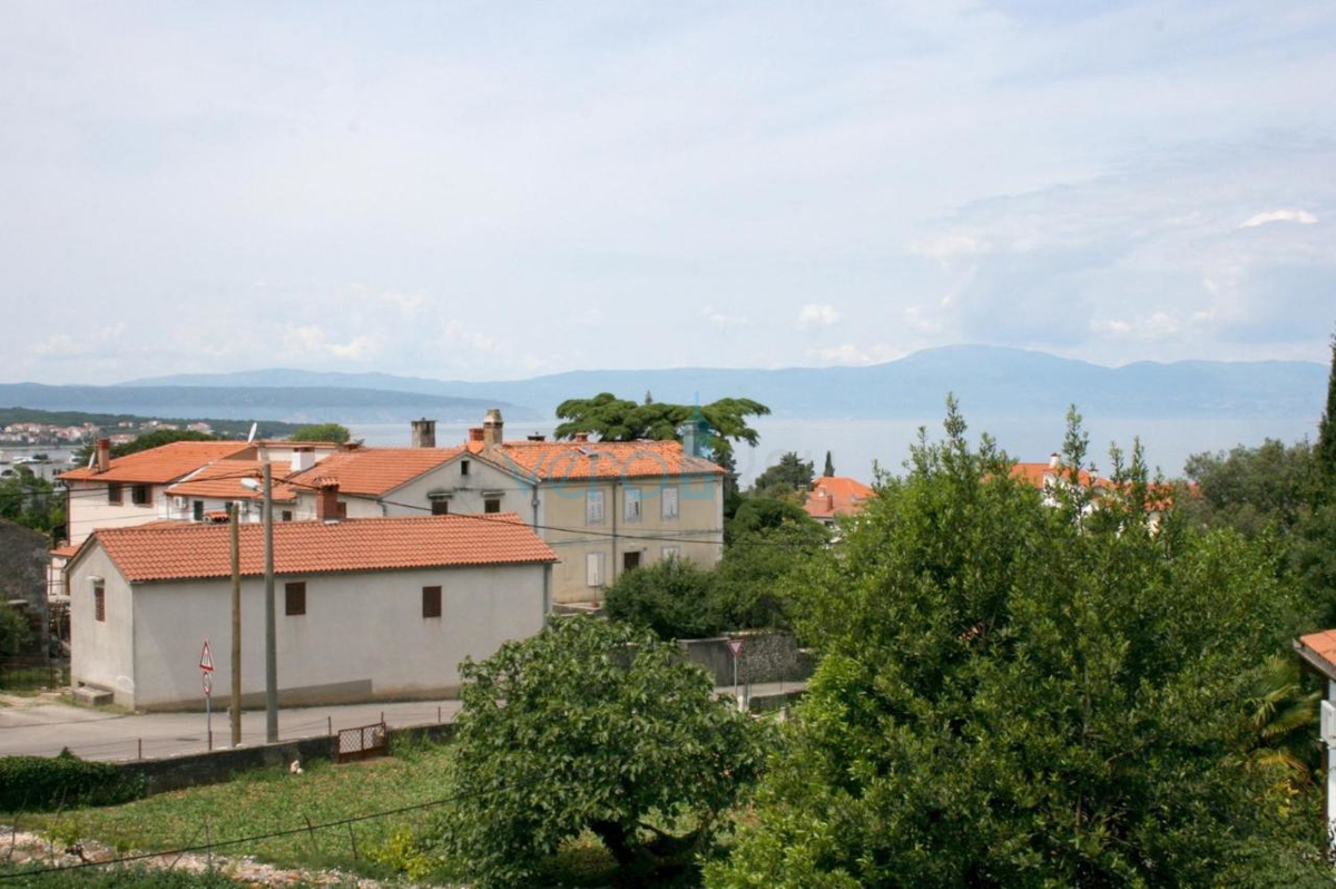 Otok Krk, center Malinska: Samostojna apartmajska hiša s 7 enotami, 450 m od morja, na prodaj