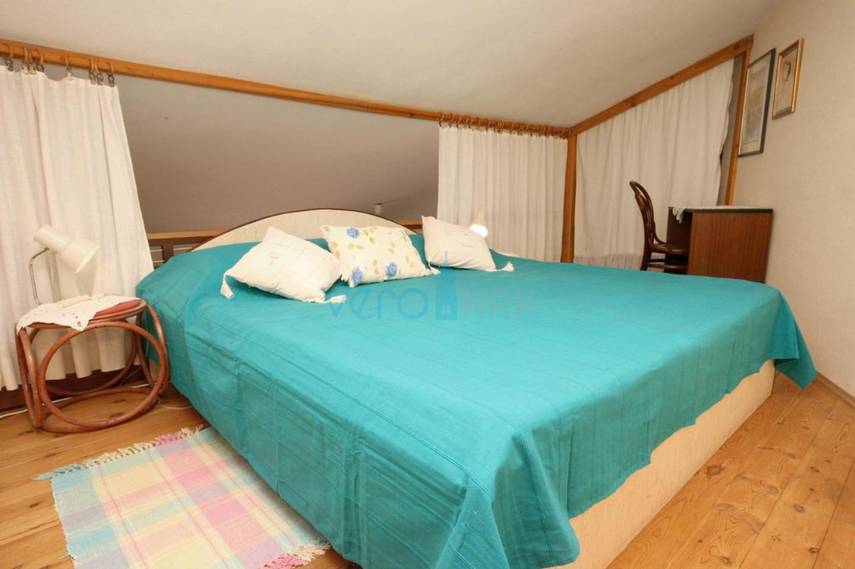 Otok Krk, center Malinska: Samostojna apartmajska hiša s 7 enotami, 450 m od morja, na prodaj