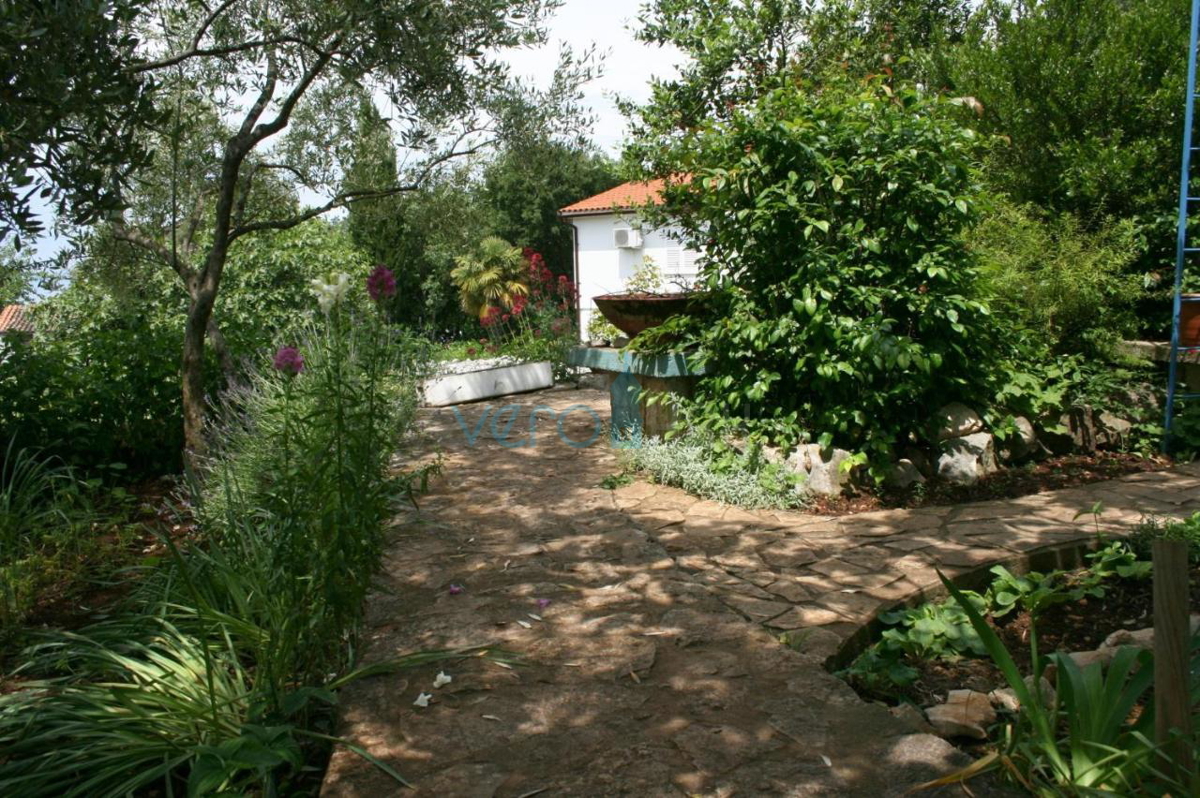Otok Krk, center Malinska: Samostojna apartmajska hiša s 7 enotami, 450 m od morja, na prodaj