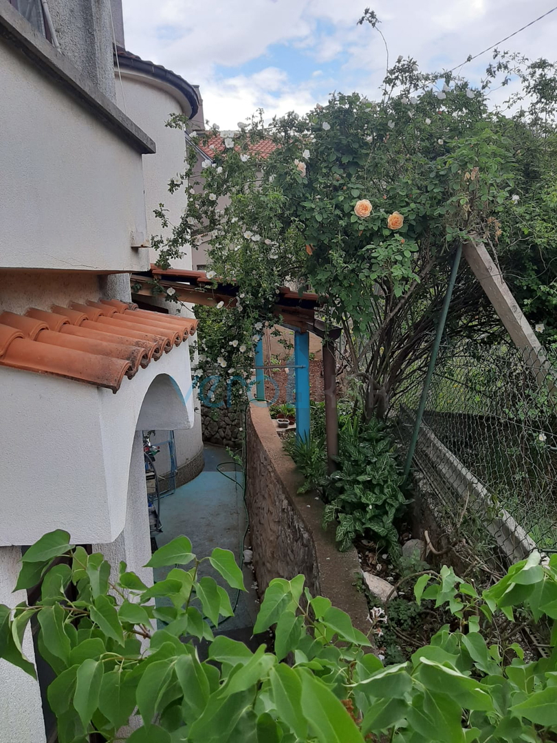 Otok Krk, center Malinska: Samostojna apartmajska hiša s 7 enotami, 450 m od morja, na prodaj