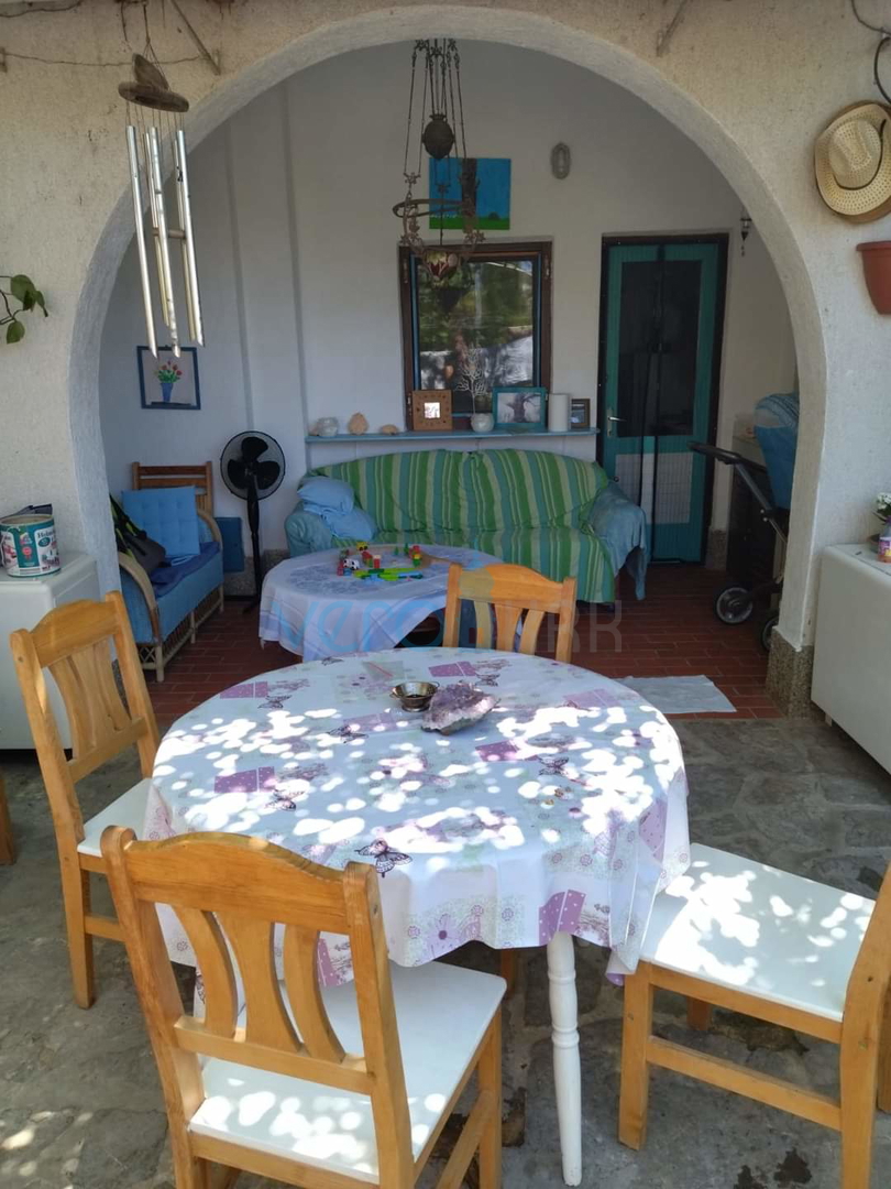 Otok Krk, center Malinska: Samostojna apartmajska hiša s 7 enotami, 450 m od morja, na prodaj