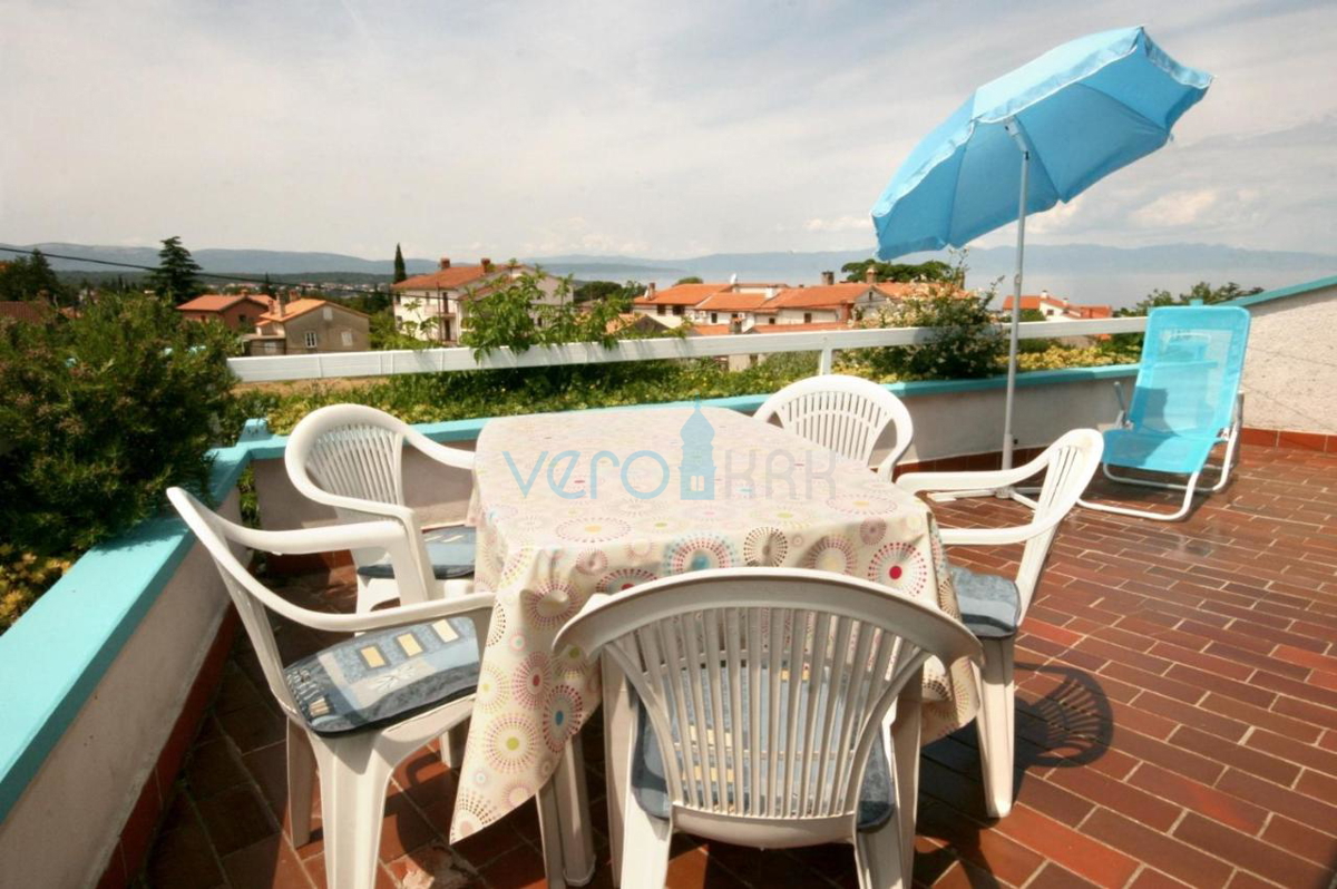 Otok Krk, center Malinska: Samostojna apartmajska hiša s 7 enotami, 450 m od morja, na prodaj