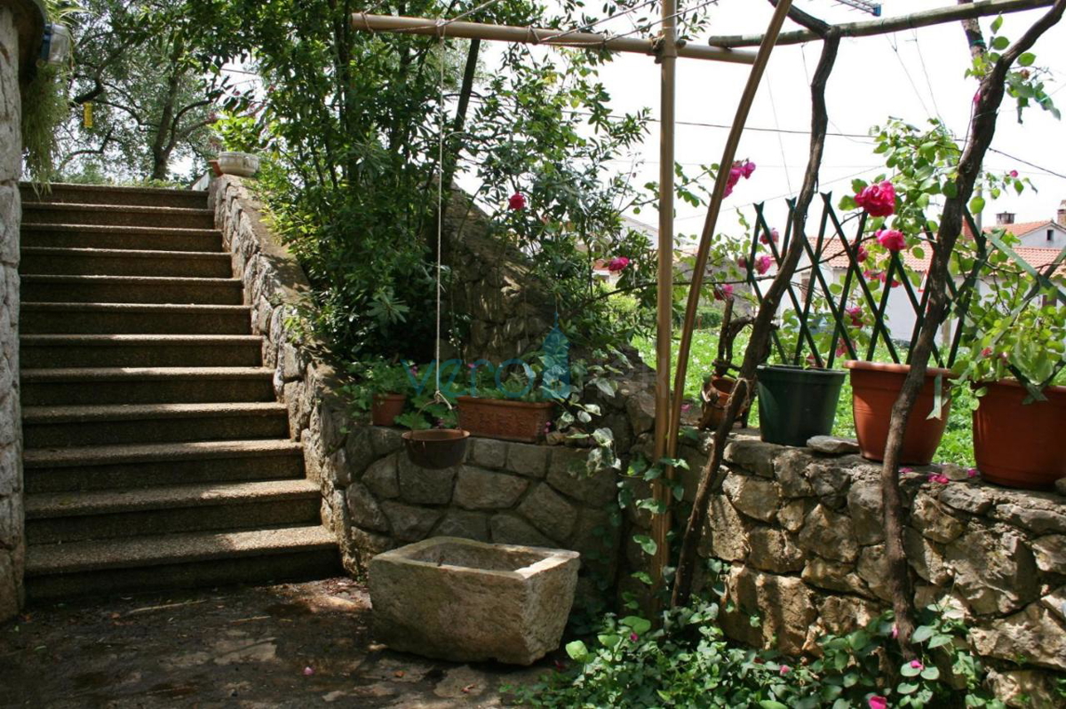 Otok Krk, center Malinska: Samostojna apartmajska hiša s 7 enotami, 450 m od morja, na prodaj