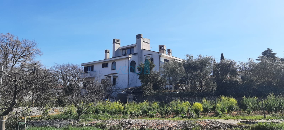 Otok Krk, center Malinska: Samostojna apartmajska hiša s 7 enotami, 450 m od morja, na prodaj