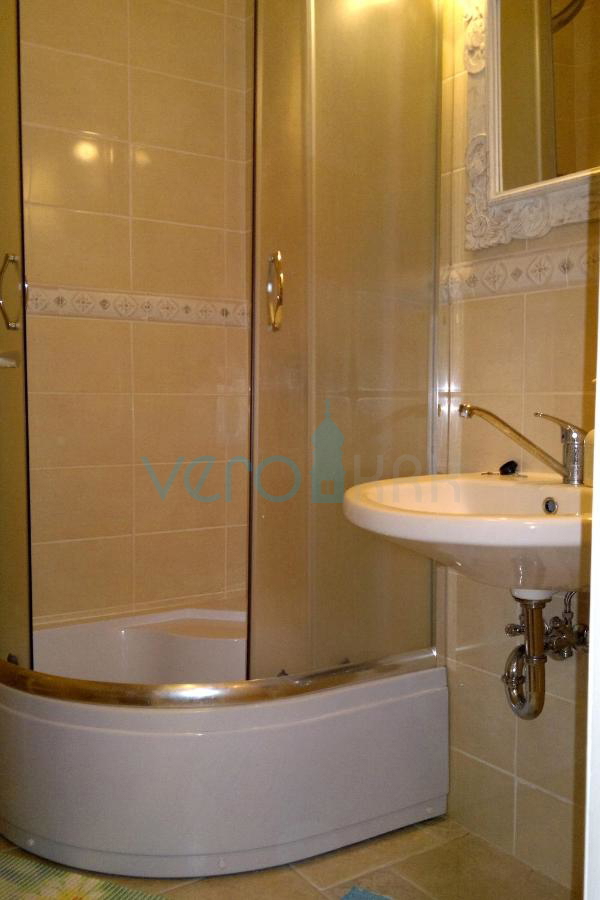 Otok Krk, center Malinska: Samostojna apartmajska hiša s 7 enotami, 450 m od morja, na prodaj